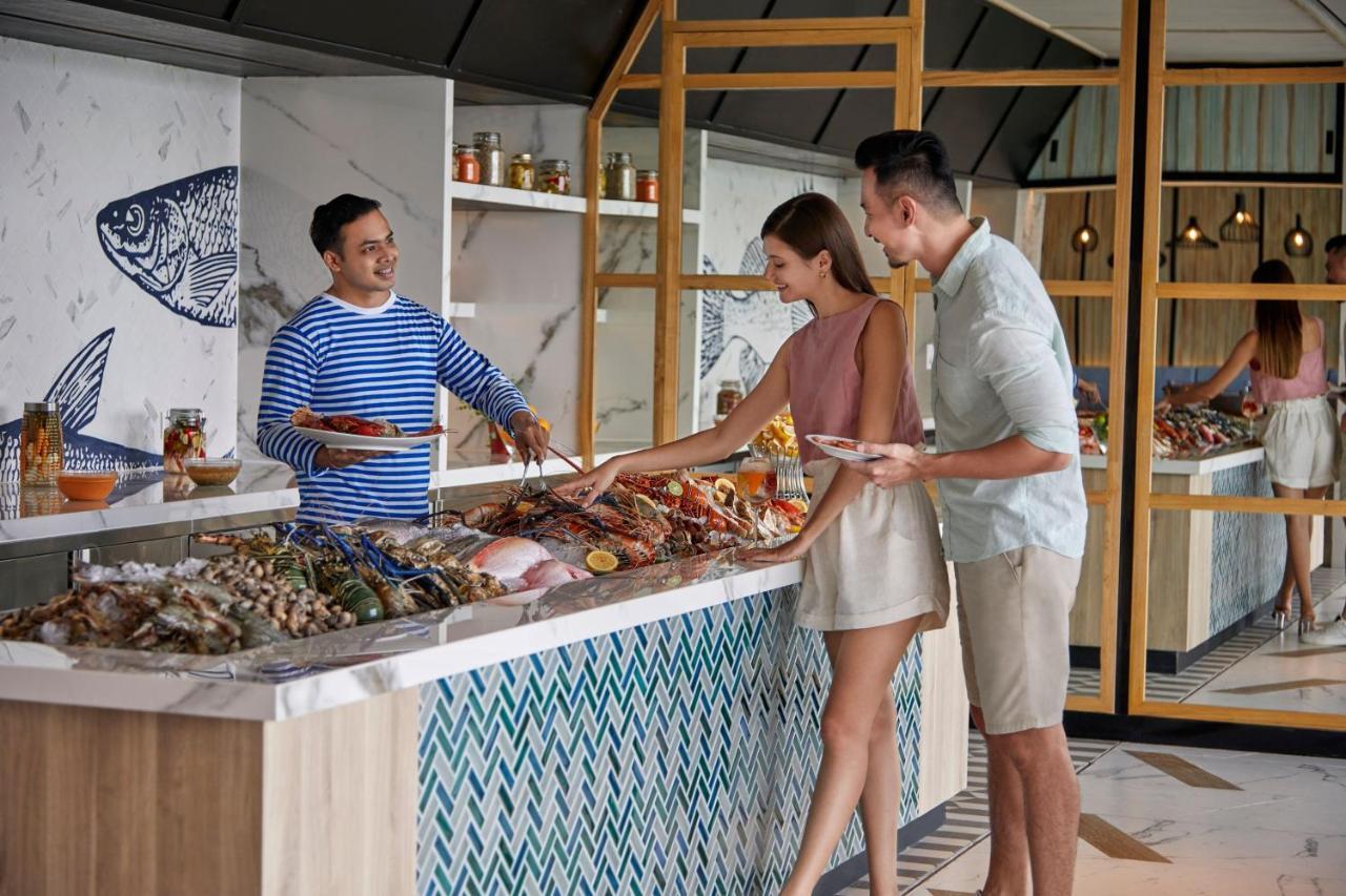 Sheraton Bali Kuta Resort Kuta Lombok Exterior foto Seafood buffet at the hotel