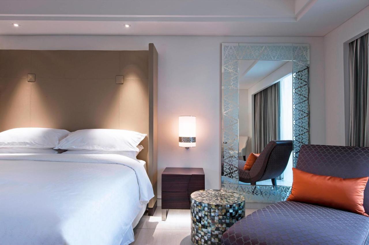 Sheraton Bali Kuta Resort Kuta Lombok Exterior foto A room at the hotel