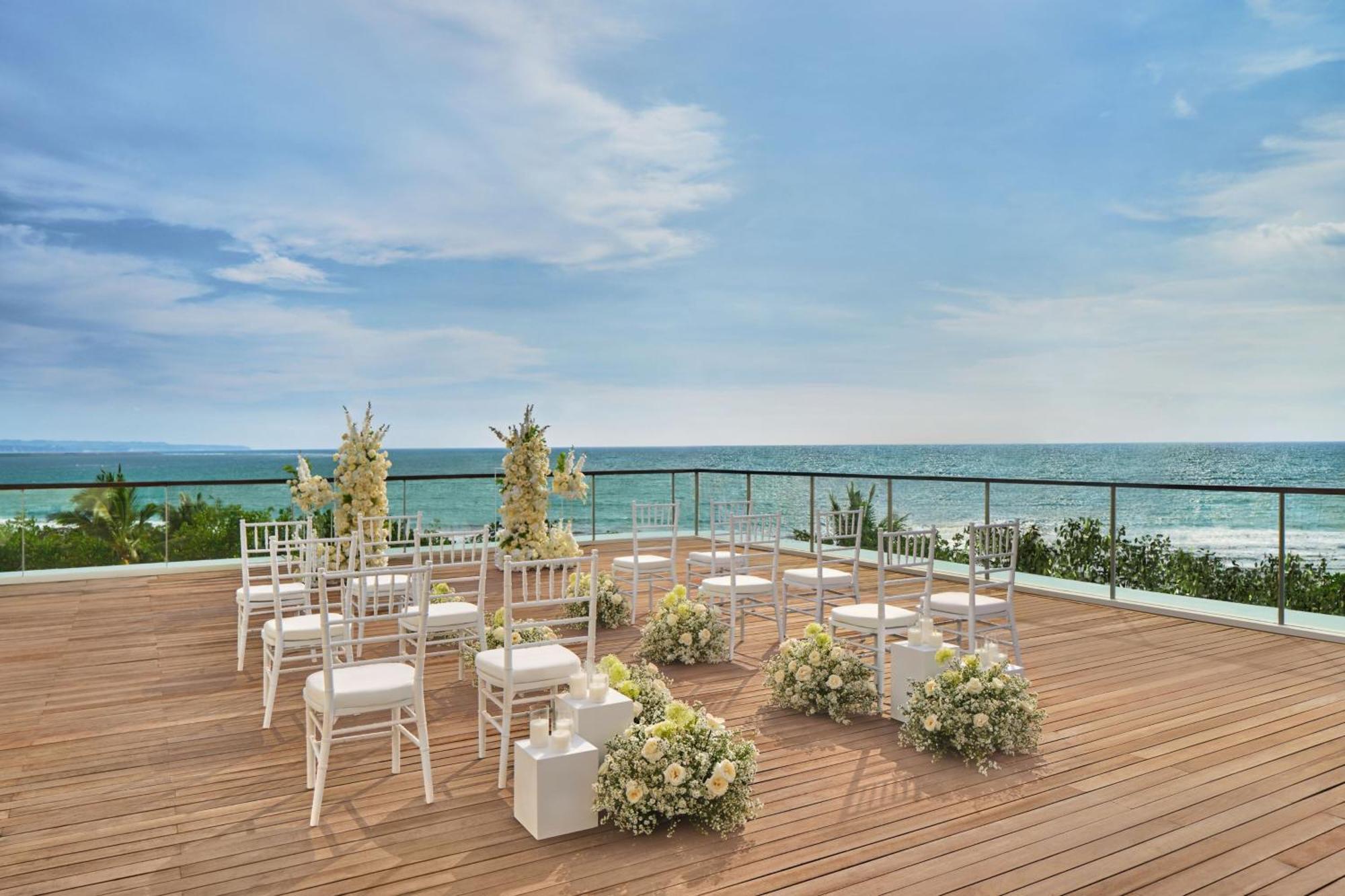 Sheraton Bali Kuta Resort Kuta Lombok Exterior foto The rooftop of the hotel