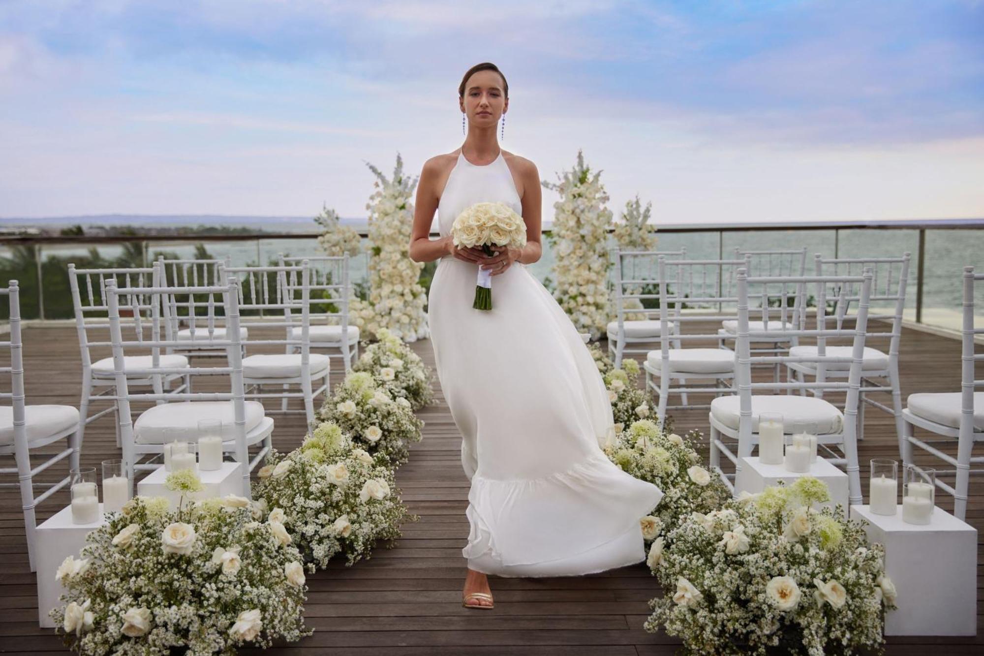 Sheraton Bali Kuta Resort Kuta Lombok Exterior foto A bride in a white wedding dress