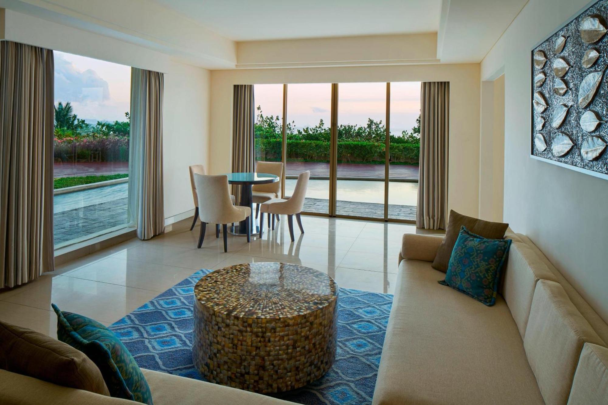 Sheraton Bali Kuta Resort Kuta Lombok Exterior foto Living room of a suite