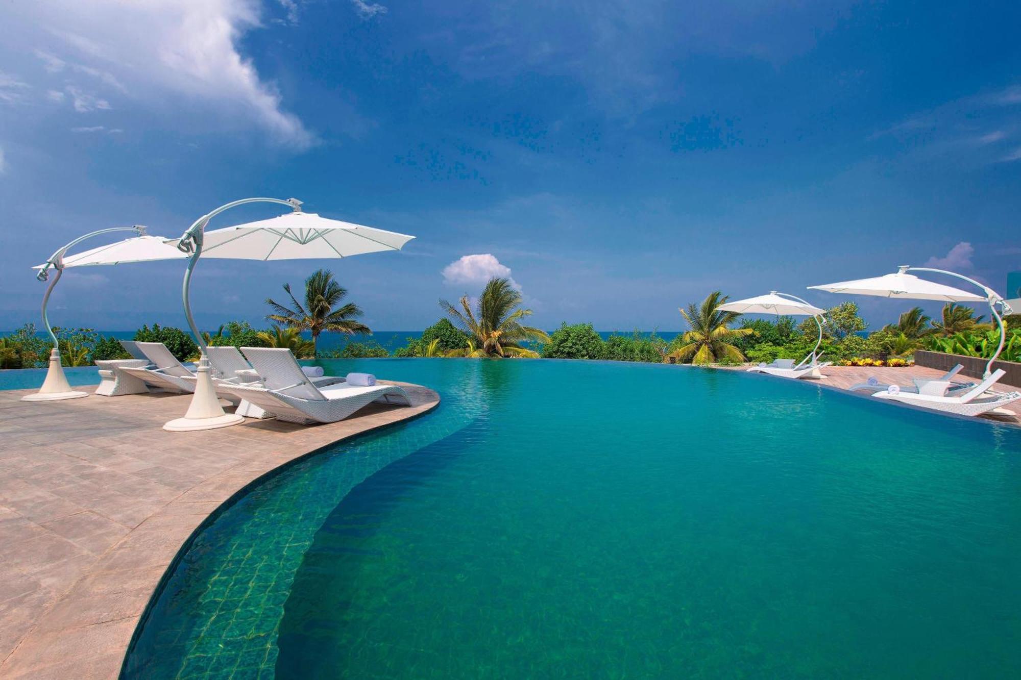Sheraton Bali Kuta Resort Kuta Lombok Exterior foto Infinity pool at the resort