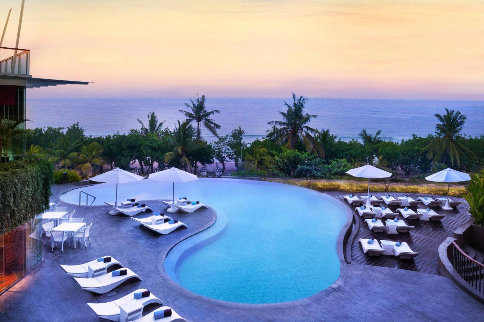 Sheraton Bali Kuta Resort Kuta Lombok Exterior foto The swimming pool at the hotel