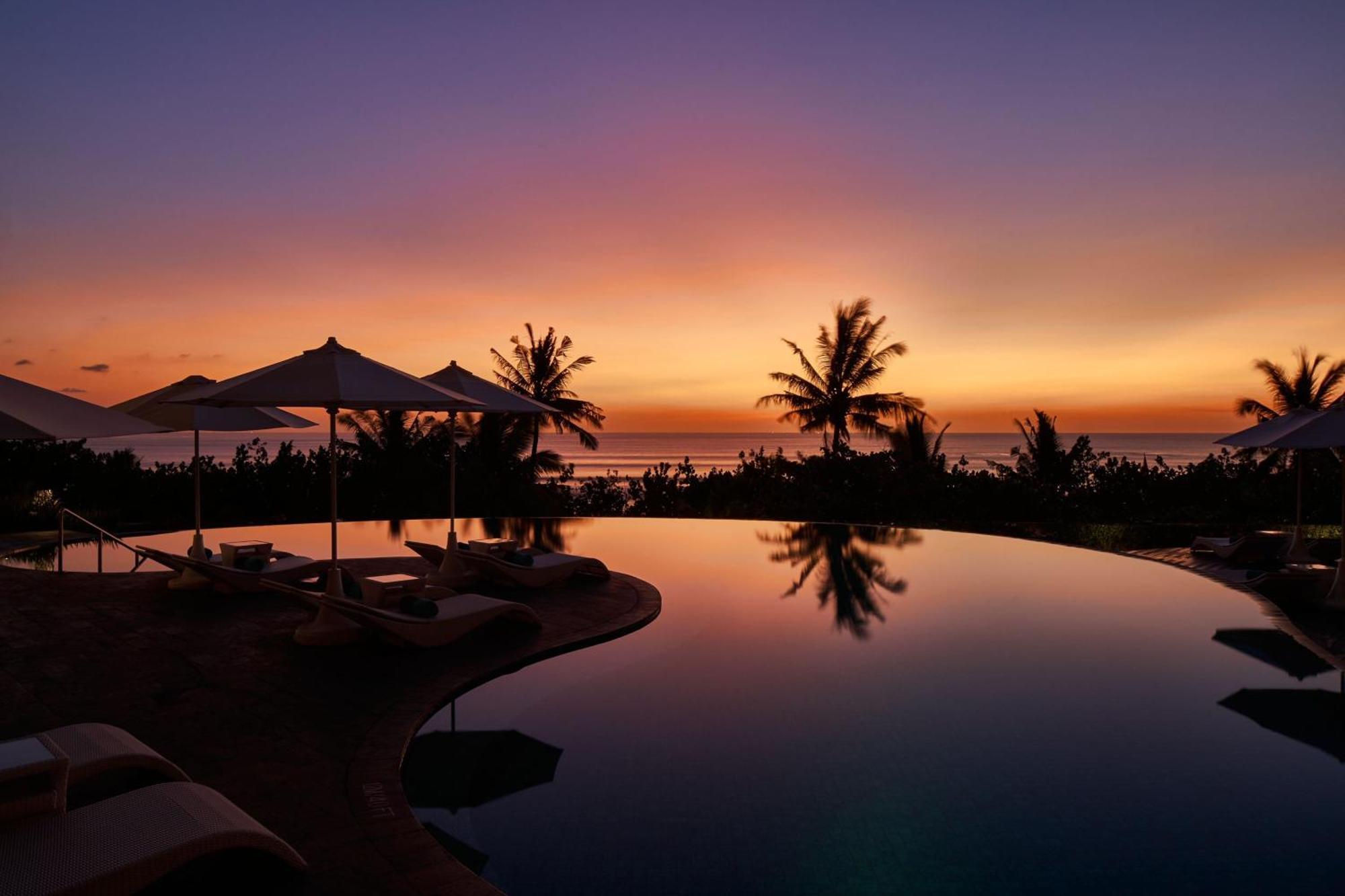 Sheraton Bali Kuta Resort Kuta Lombok Exterior foto Sunset at the Four Seasons Resort
