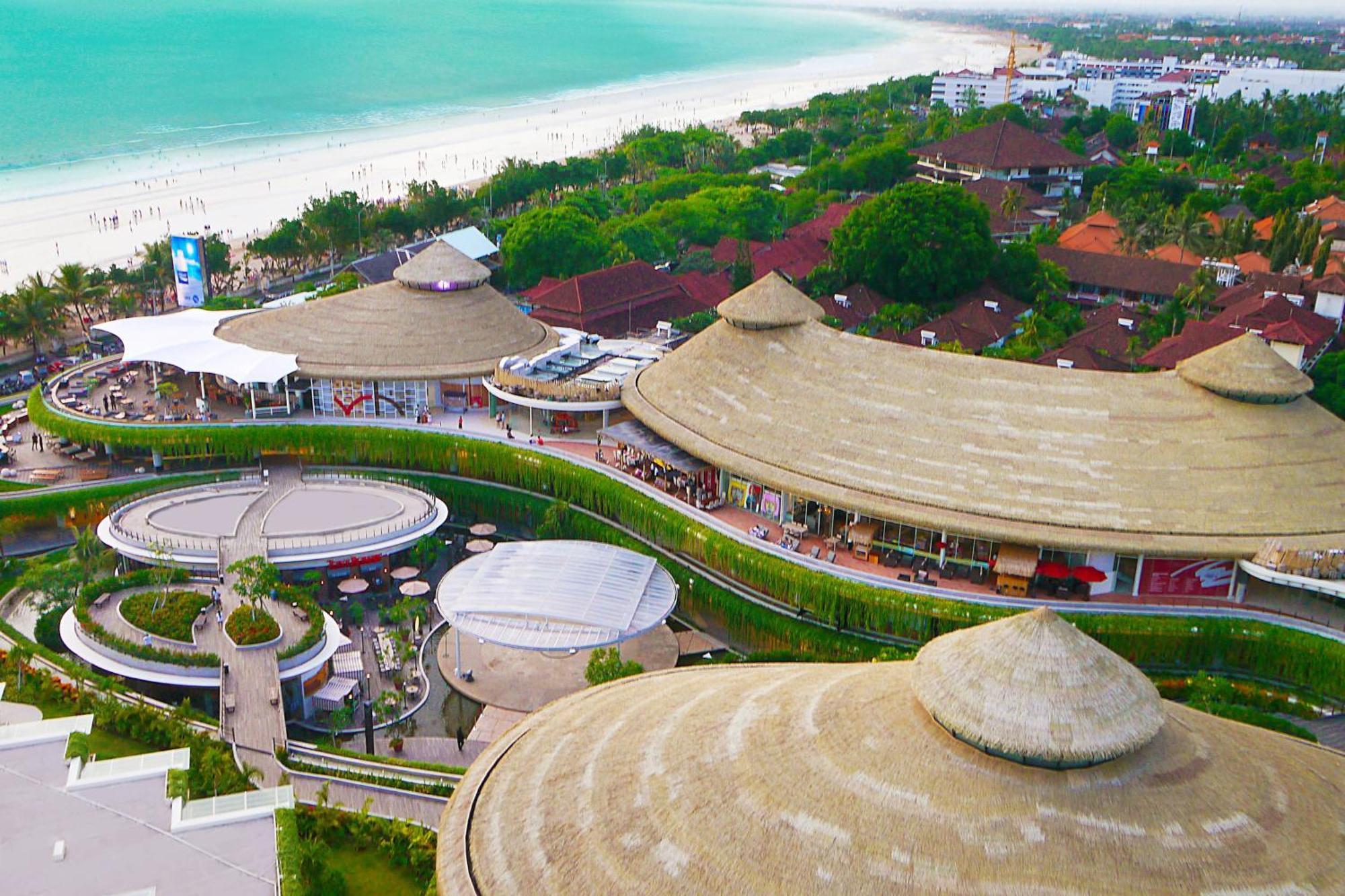 Sheraton Bali Kuta Resort Kuta Lombok Exterior foto The resort's shopping mall, the Village